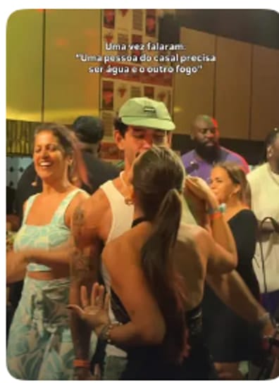 Frame do vídeo de trend de casal gravado em um evento